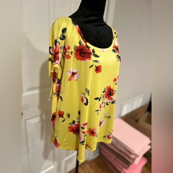 New York Laundry Yellow Floral Swoop Neck Cross Open Back Size Large - Picture 2 of 4